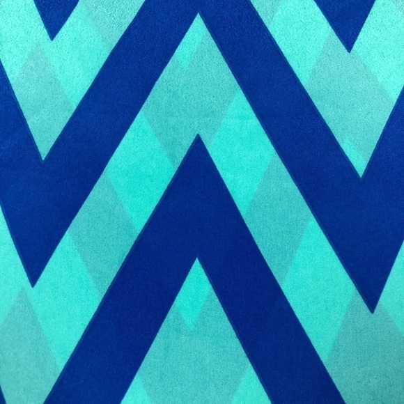 Everly Women's Chevron Print Top Size Small Blue - Picture 4 of 5